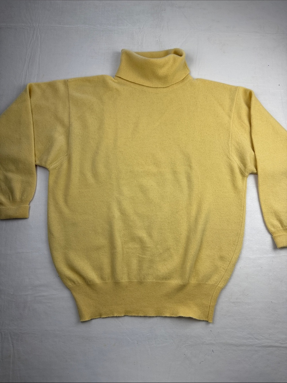 Burberrys Vintage Women's Pale Yellow Cashmere Turtleneck Sweater Size S